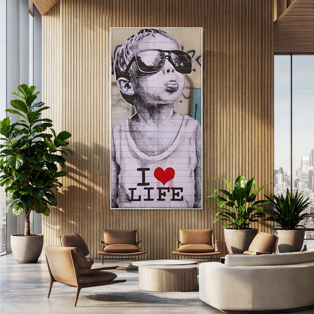 Tablou canvas cu tablou portret copil cu ochelari si inima, in rama de aluminiu argintiu, pe perete intr-un birou